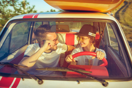 笑浪漫情侣坐在车上, 而在旅途中的夏季天