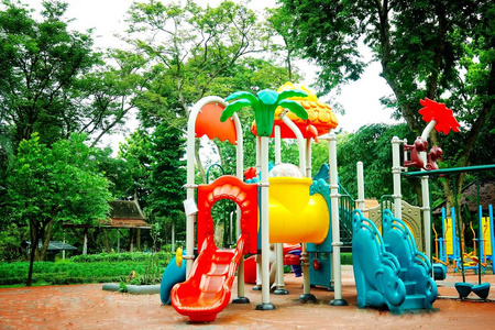 缤纷游乐场缤纷红天冰集欢乐孩子冷婴儿公园蓝色玩游戏幻灯片绿色的地方颜色攀登空孩子快乐没有人季节梯子自然地面户外公共