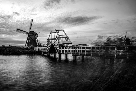 屋里建设日落在风车村，荷兰的风车。黑白照片