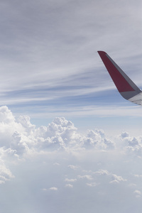 蓝天下的飞机机翼和 cloudscape