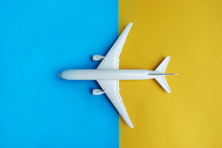 飞机在蓝色和黄色背景下
