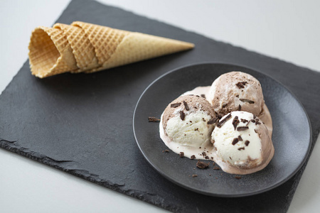 巧克力和香草冰淇淋, 华夫饼锥, 深色石材背景