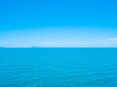 美丽的热带海洋与白云在蓝天背景为旅行和假期