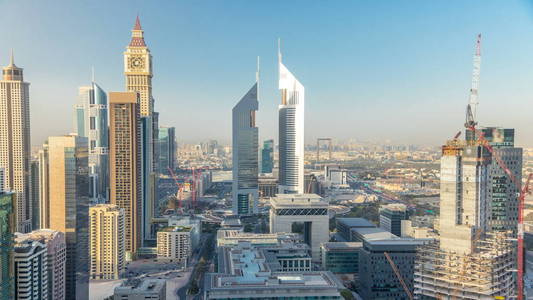 在阿联酋迪拜的扎耶德路和 Difc timelapse 大厦的天际线景观。位于金融中心的摩天大楼在日落前上空鸟瞰