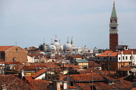 很高的钟楼圣马克在威尼斯意大利和更多的屋顶