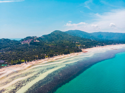 美丽的热带海滩和海的鸟瞰在海岛为旅行和假期的树