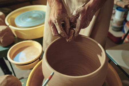 创建一个罐子或白色粘土花瓶特写。大师缸