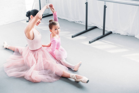 芭蕾教师与小学生在芭蕾舞室中的高视角观