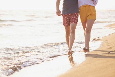 幸福的情侣沿着海洋海岸漫步, 裁剪