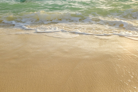 沙的海滩与海面波舒适背景