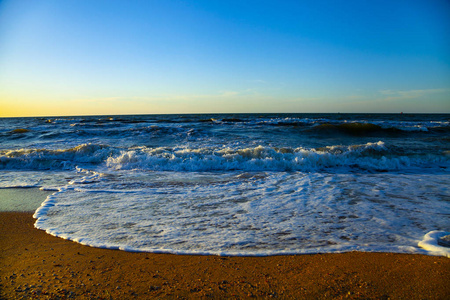 美丽的海滩和海冲浪。夏日海景