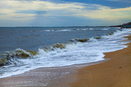 美丽的海滩和海冲浪。夏日海景