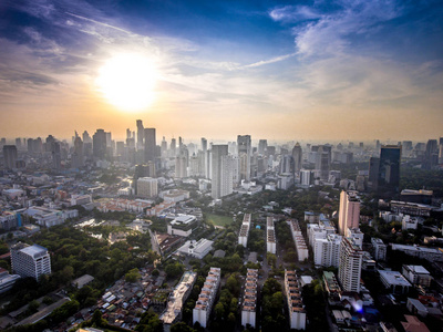 在亚洲的大型 metropol 城市上空的日落鸟瞰图。高层建筑和摩天大楼背景