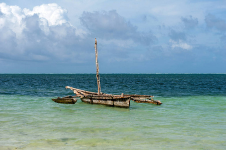 老木单桅帆船，在海洋中的渔船。肯尼亚非洲