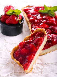 草莓果冻打顶芝士蛋糕蛋挞