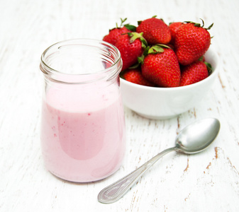 新鲜的草莓草莓酸奶