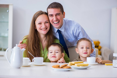 幸福的家庭，在家里一起吃早餐