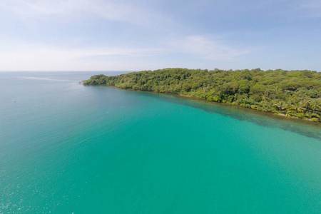 大海与棕榈取自无人机的热带海滩。塞舌尔群岛著名鲨鱼海滩空中照片增强颜色处理