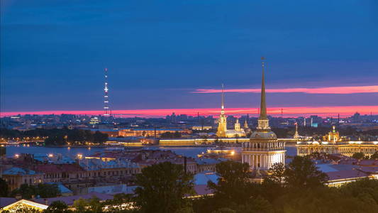 从圣艾萨克大教堂 timelapse 的柱廊看历史中心的夜景。金钟大厦, 冬宫, 彼得和保罗堡垒在距离。圣彼得堡, 俄罗斯