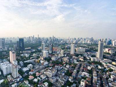 在亚洲的大型 metropol 城市上空的日落鸟瞰图。高层建筑和摩天大楼背景