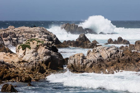 在加利福尼亚州的岩石海岸线上的海浪