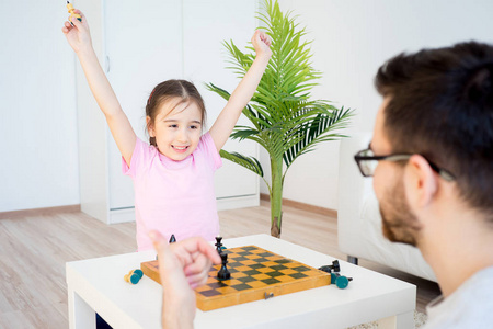 下棋的家庭