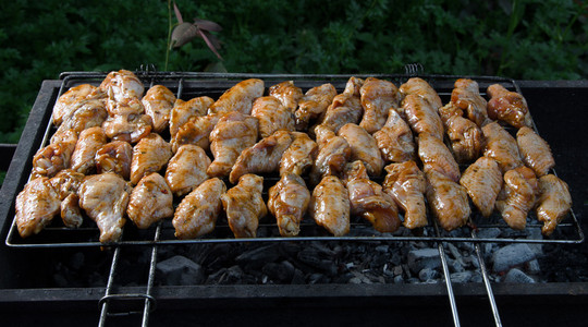 烧烤炉烤的鸡翅膀图片