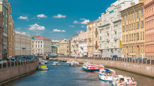 在俄罗斯圣彼得堡的 Moyka 河 timelapse 的旅游游船的交通。蓝色多云的天空
