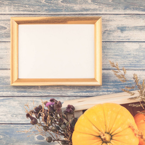 秋天橙色南瓜和干燥花的方形的上部看法与草感恩节背景蓝色色调木桌与金黄框架模仿和复制空间乡村风格, 文本模板