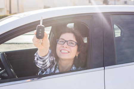 新车, 购买和司机概念有吸引力的快乐的女人显示新车的钥匙