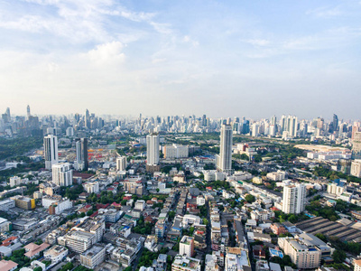 在亚洲的大型 metropol 城市上空的日落鸟瞰图。高层建筑和摩天大楼背景