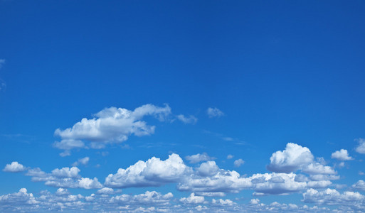 堆云在蓝蓝的天空