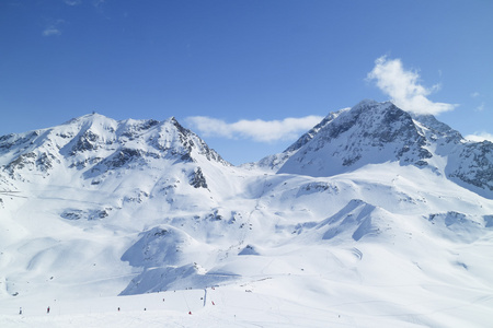 阿尔卑斯山度假胜地的 Les 弧与滑雪斜坡法国阿尔卑斯山的雪山上