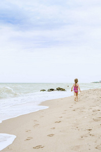 小女孩和海洋