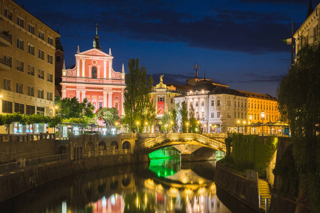 在卢布尔雅那, 斯洛文尼亚的通告和 Lublanica 河教堂夜间
