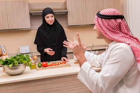 年轻的阿拉伯家庭在厨房里