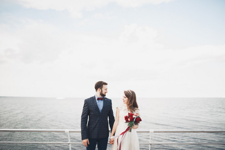 已婚的夫妇站在码头上的海景