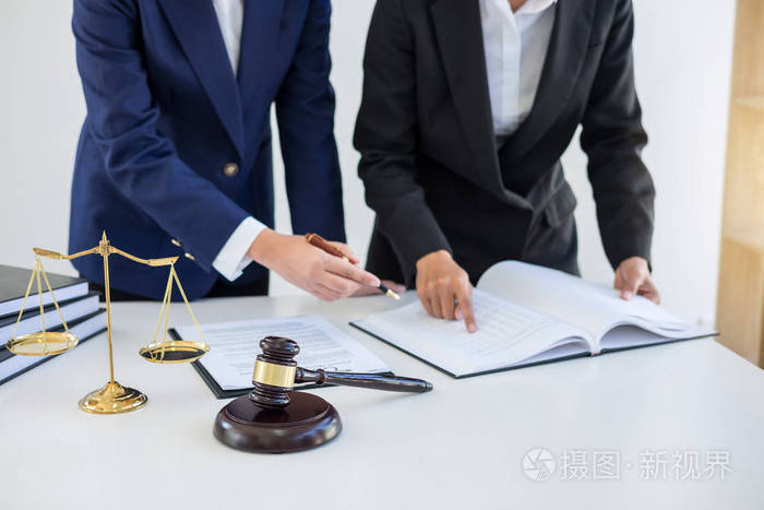 商务律师的团队合作, 在律师事务所工作的专业女律师的咨询和会议.