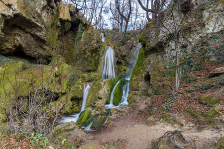 保加利亚 Rhodopes 山巴奇科沃瀑布瀑布的美丽景色