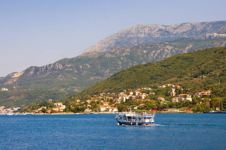 阳光明媚的地中海景观与游艇。黑山, Kotor 湾, 亚得里亚海