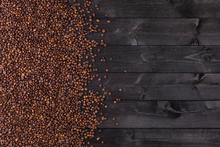 黑暗的木制背景上的咖啡豆。顶视图与副本空间