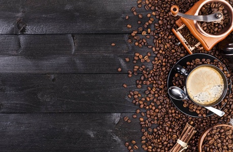 咖啡的背景，与副本空间的顶视图。黑色杯咖啡 咖啡粉 磨 烘培咖啡豆黑木制背景上的碗