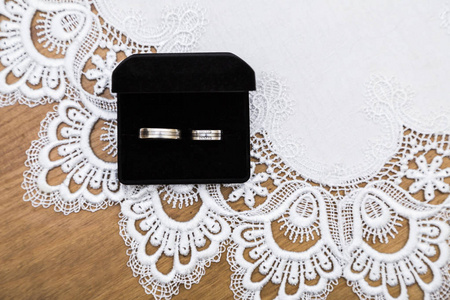 白色纺织服装盒上的结婚戒指图片