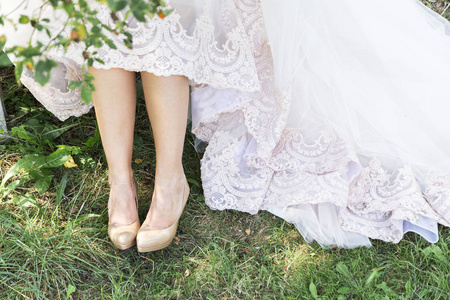 新娘在美丽的鞋子户外图片