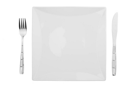 白色背景带叉和刀的白色盘子