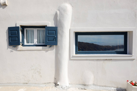 房子装修和反射的窗口，圣托里尼岛希腊海景