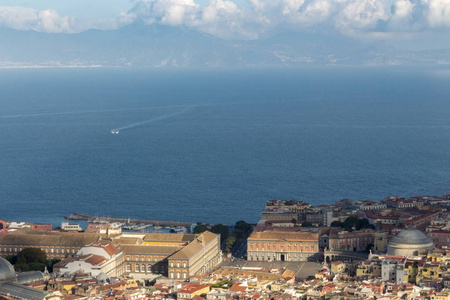那不勒斯和高山和地中海与白色小船的最高视野。那不勒斯城市景观。旅游理念。空中意大利风景。Neapol 全景。浩瀚度假理念