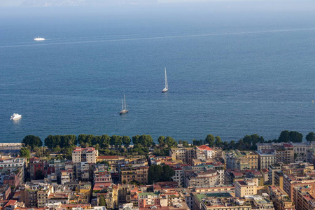 那不勒斯和地中海与白色船只的最高视图。那不勒斯城市景观。旅游理念。空中意大利风景。Neapol 全景。浩瀚度假理念