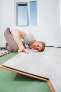 安装强化木地板