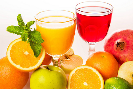 成熟的水果和果汁。白色的果汁和水果杯
